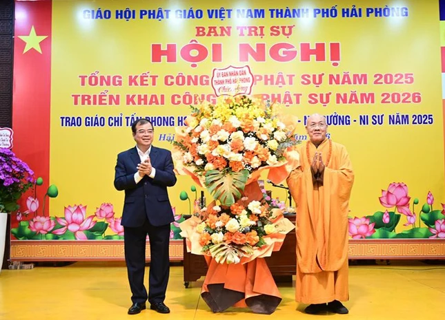 Ông Nguyễn Minh Hùng tặng hoa chúc mừng Ông Nguyễn Minh Hùng tặng hoa chúc mừng