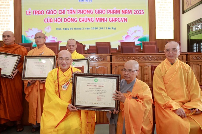 Ni sư Thích nữ Hạnh Đàm đón nhận Giáo chỉ tấn phong giáo phẩm Ni trưởng