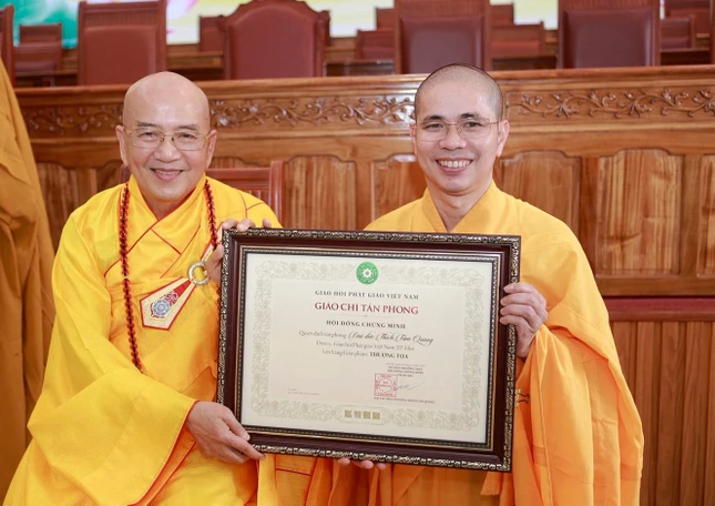 Hòa thượng Thích Khế Chơn trao Giáo chỉ tấn phong giáo phẩm Thượng tọa đến Đại đức Thích Tâm Quang