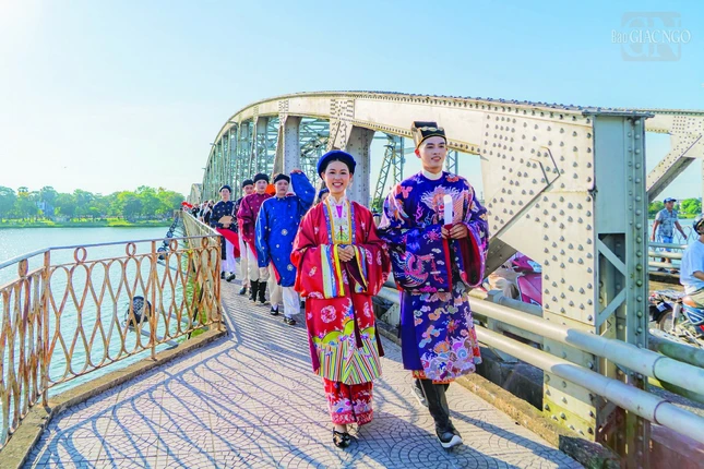 Những buổi diễu hành cổ phục với tên gọi "Bách hoa bộ hành" xuyên phố phường ở khắp ba miền đã thu hút hàng ngàn người Những buổi diễu hành cổ phục với tên gọi "Bách hoa bộ hành" xuyên phố phường ở khắp ba miền đã thu hút hàng ngàn người