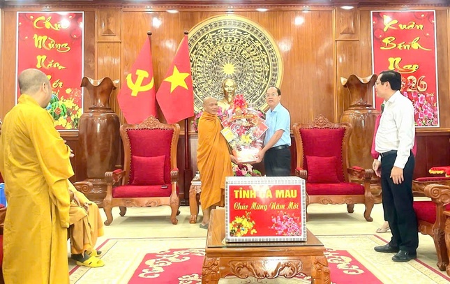 Tặng quà chúc Tết đến lãnh đạo tỉnh Cà Mau Tặng quà chúc Tết đến lãnh đạo tỉnh Cà Mau