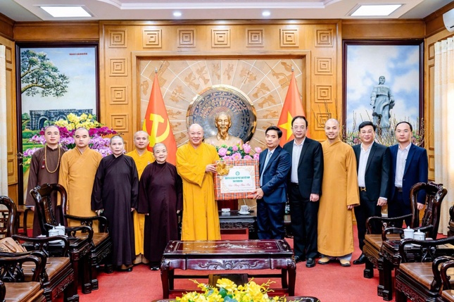 Tặng quà chúc Tết lãnh đạo tỉnh Thanh Hóa