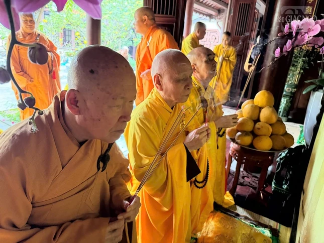 Chư tôn đức dâng hương tưởng niệm 4 năm ngày Thiền sư Thích Nhất Hạnh viên tịch