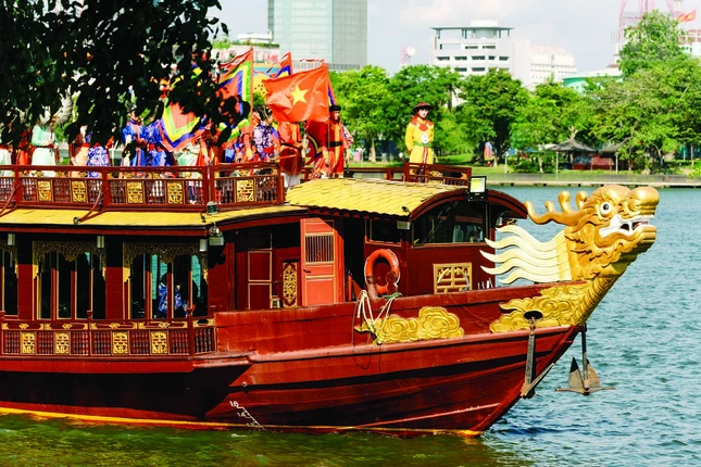 Cổ phục được tái sinh, tỏa sáng rực rỡ bảo tồn di sản văn hóa dân tộc và góp phần thu hút du lịch, quảng bá hình ảnh đất nước và con người Việt Nam Cổ phục được tái sinh, tỏa sáng rực rỡ bảo tồn di sản văn hóa dân tộc và góp phần thu hút du lịch, quảng bá hình ảnh đất nước và con người Việt Nam