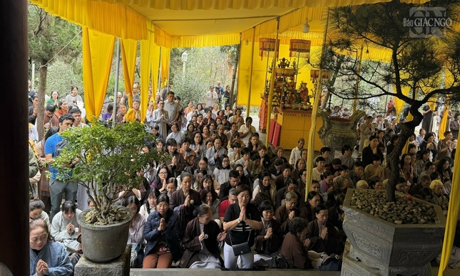 Đông đảo Phật tử khắp nơi trở về tưởng niệm vị thầy hướng dẫn đời sống tâm linh