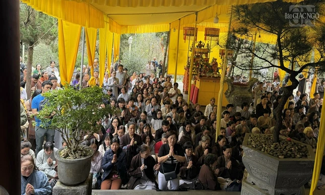 Đông đảo Phật tử khắp nơi trở về tưởng niệm vị thầy hướng dẫn đời sống tâm linh