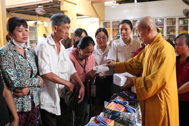 Người dân hoan hỷ nhận quà