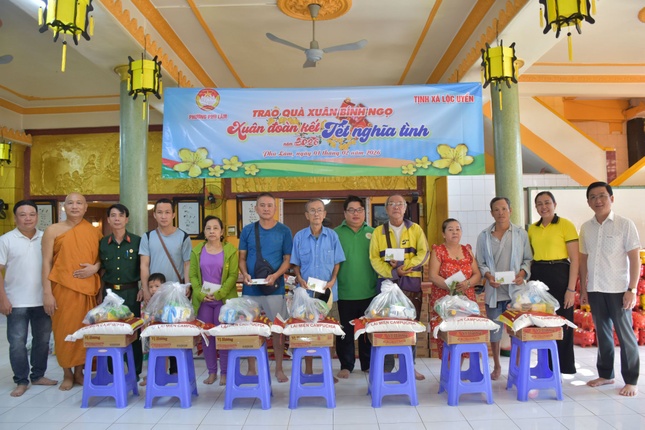 Tịnh xá Lộc Uyển tặng quà Xuân Bính Ngọ đến người dân