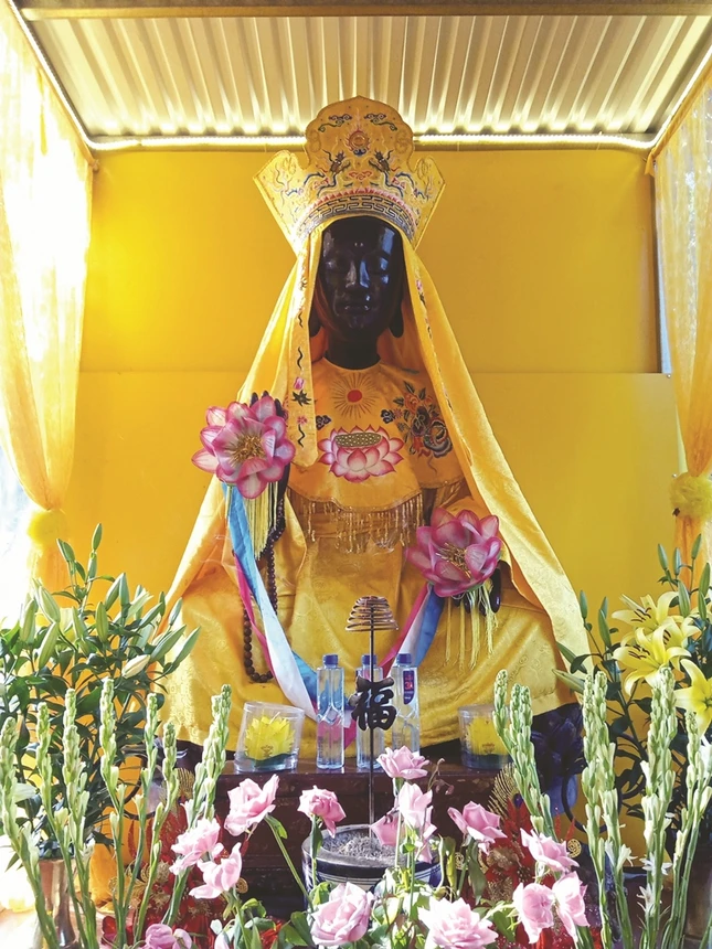 Tượng Phật bằng gỗ Mẫu Man Nương chùa Tổ