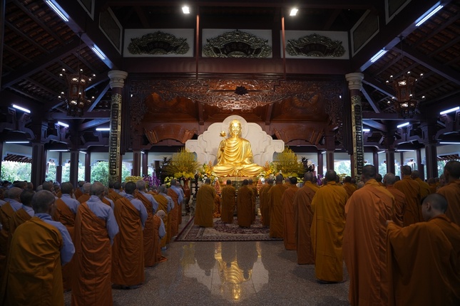 Khóa lễ tụng kinh tại chánh điện