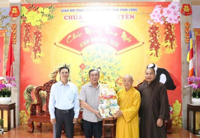 Lãnh đạo Ủy ban MTTQVN tỉnh Vĩnh Long tặng quà Tết đến Ban Trị sự GHPGVN tỉnh