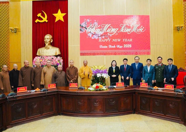 Ban Trị sự GHPGVN tỉnh Ninh Bình tặng hoa chúc Tết đến lãnh đạo Tỉnh ủy - HĐND - UBND - Ủy ban MTTQVN tỉnh Ninh Bình