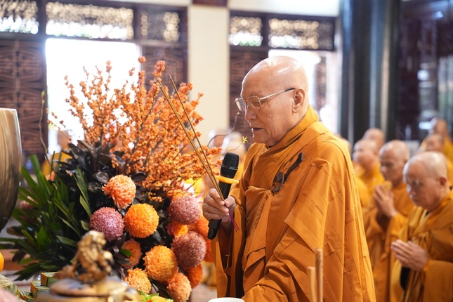 Trưởng lão Hòa thượng Thích Nhật Quang dâng hương tưởng niệm