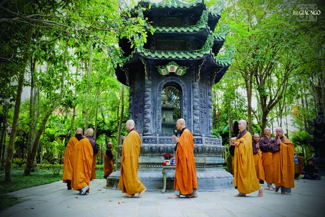 Lễ và nhiễu tháp Tổ