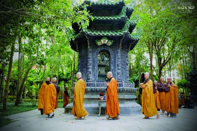 Lễ và nhiễu tháp Tổ Lễ và nhiễu tháp Tổ