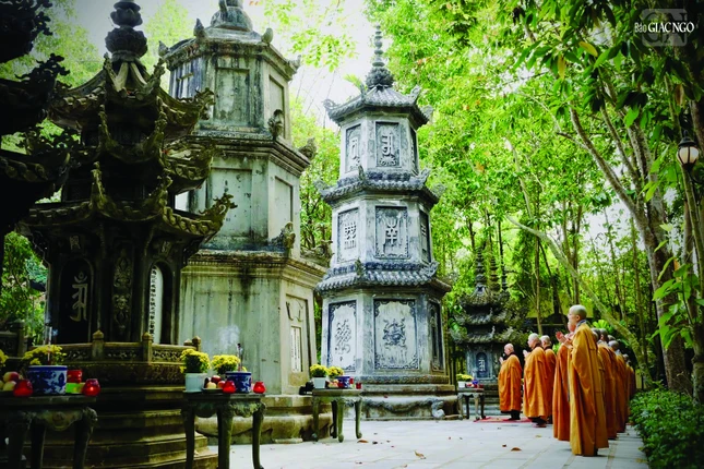 Nghi lễ tảo tháp được xem là một sinh hoạt truyền thống mang đậm tinh thần tri ân báo ân, thể hiện mối liên hệ bền chặt giữa quá khứ và hiện tại Nghi lễ tảo tháp được xem là một sinh hoạt truyền thống mang đậm tinh thần tri ân báo ân, thể hiện mối liên hệ bền chặt giữa quá khứ và hiện tại