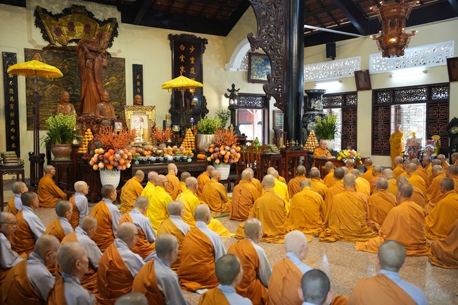 Chư tôn đức Tăng Ni lắng nghe Hòa thượng Trưởng ban Quản trị Thiền phái Trúc Lâm VN cung tuyên công hạnh và hành trạng của Tổ sư Thích Thiện Hoa