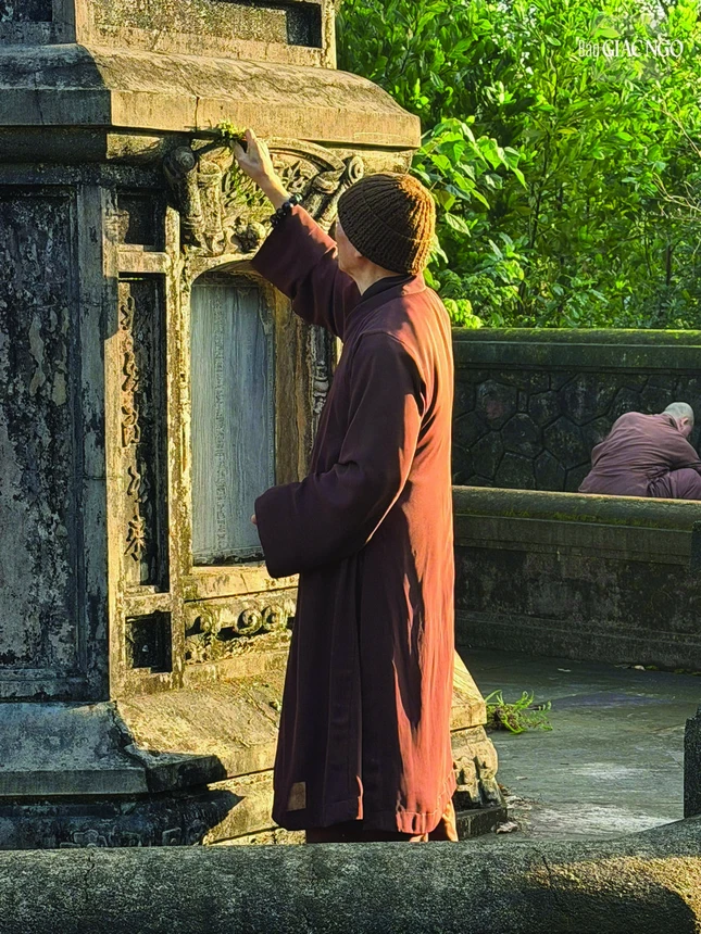 Tảo tháp là một nghi lễ mang đậm dấu ấn truyền thống của Phật giáo Việt Nam, phản ánh sự dung hợp hài hòa giữa giáo lý nhà Phật và phong tục văn hóa dân tộc Tảo tháp là một nghi lễ mang đậm dấu ấn truyền thống của Phật giáo Việt Nam, phản ánh sự dung hợp hài hòa giữa giáo lý nhà Phật và phong tục văn hóa dân tộc