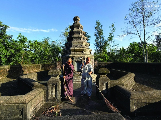 Tảo tháp là việc quét dọn, trang nghiêm các tháp mộ - nơi an trí nhục thân hoặc hài cốt của chư Tổ sư, cũng như các bậc tôn túc đã an tịch