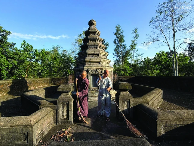 Tảo tháp là việc quét dọn, trang nghiêm các tháp mộ - nơi an trí nhục thân hoặc hài cốt của chư Tổ sư, cũng như các bậc tôn túc đã an tịch Tảo tháp là việc quét dọn, trang nghiêm các tháp mộ - nơi an trí nhục thân hoặc hài cốt của chư Tổ sư, cũng như các bậc tôn túc đã an tịch