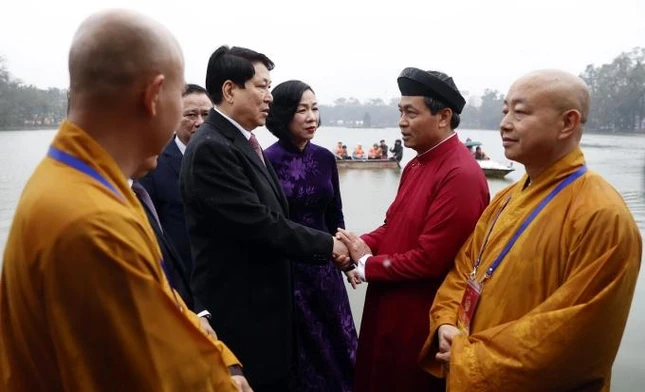 Chủ tịch nước và phu nhân thăm hỏi đại diện kiều bào - Ảnh: Hoàng Phong