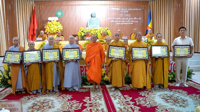 Ban Trị sự GHPGVN TP.Cần Thơ nhận Bằng tuyên dương công đức thực hiện tốt công tác từ thiện xã hội