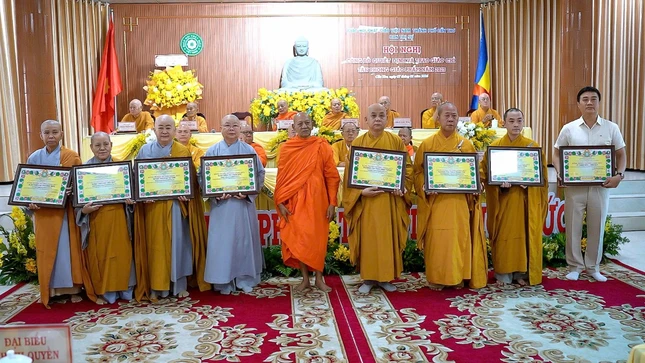 Ban Trị sự GHPGVN TP.Cần Thơ nhận Bằng tuyên dương công đức thực hiện tốt công tác từ thiện xã hội