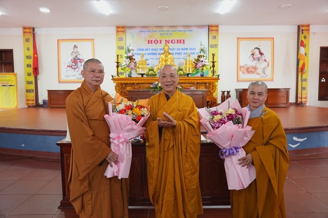 Tặng hoa chúc mừng chư Tăng Ni được tấn phong giáo phẩm