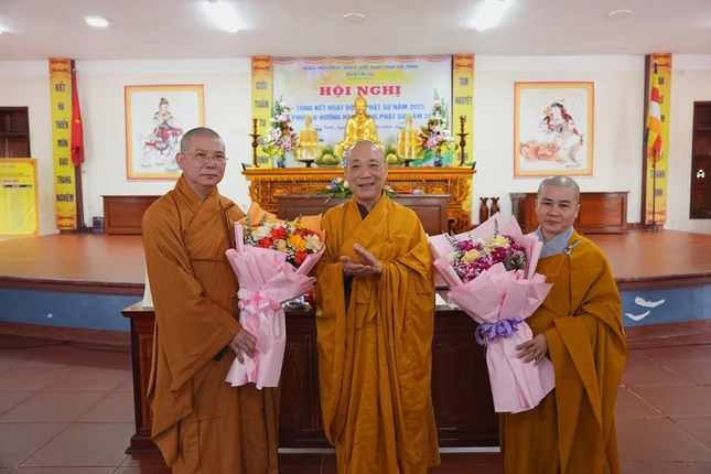 Tặng hoa chúc mừng chư Tăng Ni được tấn phong giáo phẩm Tặng hoa chúc mừng chư Tăng Ni được tấn phong giáo phẩm