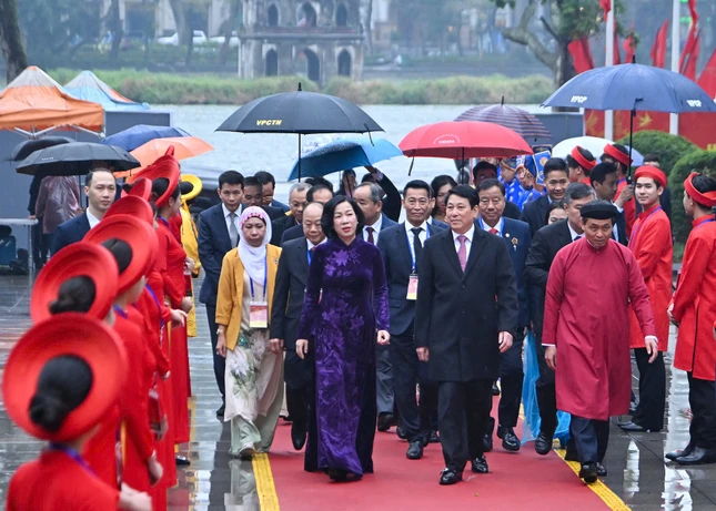 Chủ tịch nước Lương Cường và phu nhân cùng đoàn kiều bào tham dự chương trình Xuân quê hương 2026 tại Hà Nội