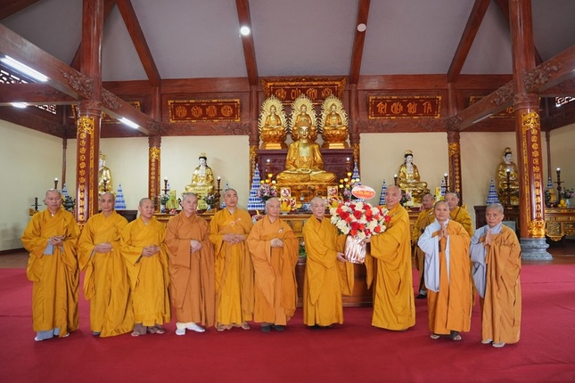 Dâng hoa khánh tuế Hòa thượng Trưởng ban Trị sự GHPGVN tỉnh Hà Tĩnh