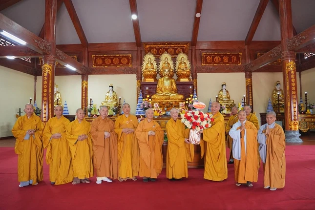 Dâng hoa khánh tuế Hòa thượng Trưởng ban Trị sự GHPGVN tỉnh Hà Tĩnh Dâng hoa khánh tuế Hòa thượng Trưởng ban Trị sự GHPGVN tỉnh Hà Tĩnh