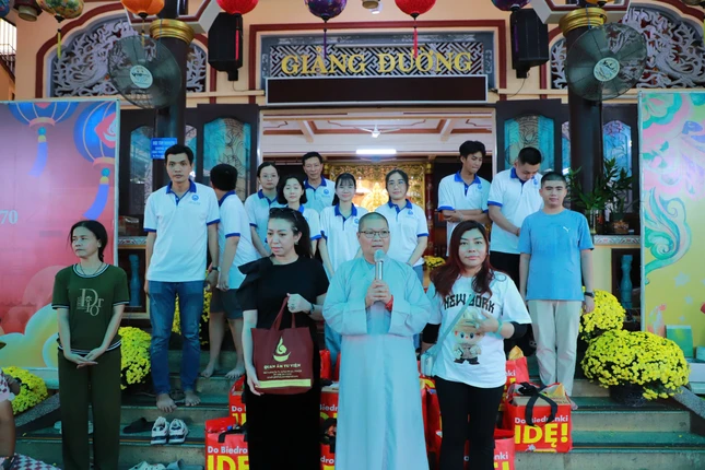 Ni sư Thích nữ Huệ Đức, trụ trì Quan Âm tu viện phát biểu Ni sư Thích nữ Huệ Đức, trụ trì Quan Âm tu viện phát biểu