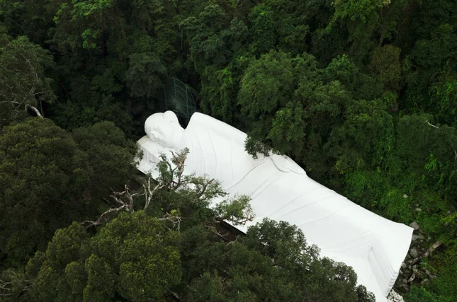 Tượng Phật Thích Ca nhập Niết-bàn nổi bật giữa rừng xanh