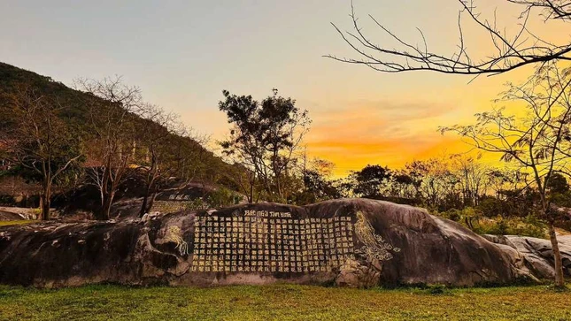 Công trình đá khắc kinh độc đáo tại TTC World - Tà Cú