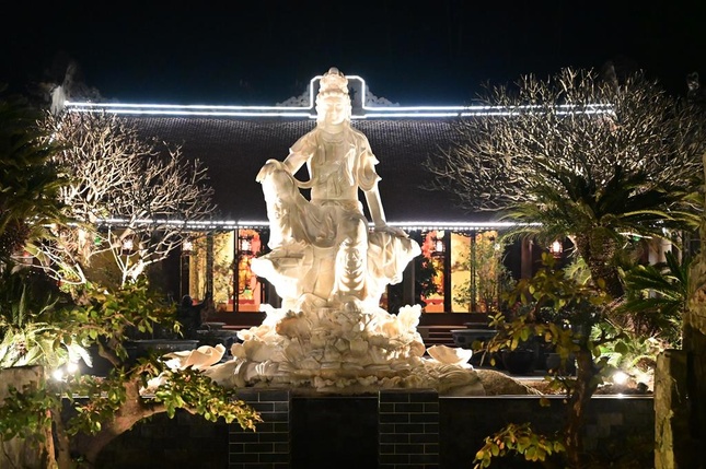 Tôn tượng Bồ-tát Quán Thế Âm được an vị tại vườn thiền chùa Hồng Phúc