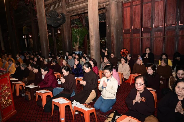 Đông đảo Phật tử về chùa dự lễ