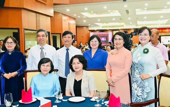 Chủ tịch HĐND TP.HCM Võ Văn Minh, Chủ tịch Ủy ban MTTQVN TP.HCM Nguyễn Phước Lộc và Phó Bí thư Thành ủy TP.HCM Văn Thị Bạch Tuyết chụp hình lưu niệm cùng các đại biểu - Ảnh: Việt Dũng