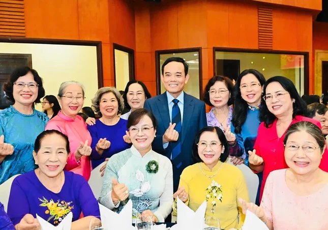 Bí thư Thành ủy TP.HCM Trần Lưu Quang chụp hình lưu niệm cùng các đại biểu - Ảnh: Việt Dũng