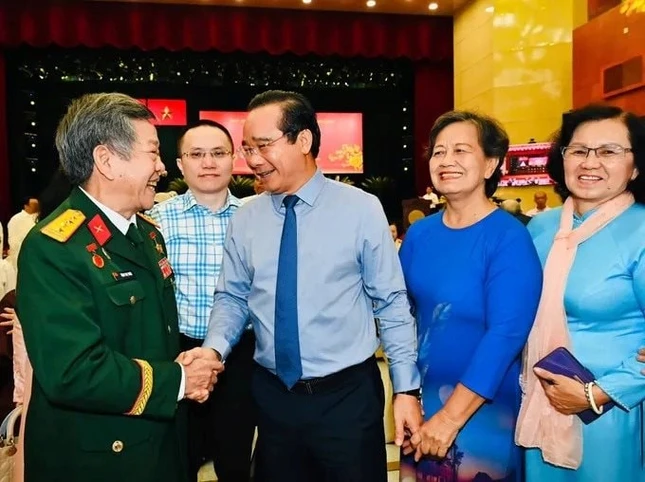 Chủ tịch UBND TP.HCM Nguyễn Văn Được trao đổi cùng các đại biểu - Ảnh: Việt Dũng