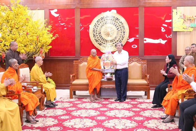 Hòa thượng Thạch Sok Xane đại diện Ban Trị sự tặng quà chúc Tết đến lãnh đạo Tỉnh ủy Vĩnh Long