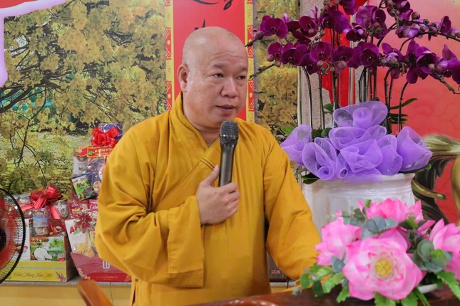 Thượng tọa Thích Tâm Khiết công bố quyết định của Ban Thường trực Hội đồng Chứng minh về việc tấn phong giáo phẩm