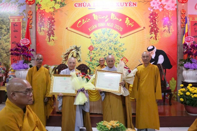 Chư Ni nhận Giáo chỉ tấn phong giáo phẩm