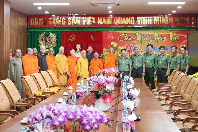 Thăm, chúc Tết Công an tỉnh Vĩnh Long