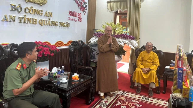 Thượng tọa Thích Nhuận Bảo chúc Tết đến các cán bộ, chiến sĩ công an