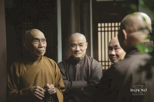 Thượng tọa Thích Tiến Đạt (thứ hai từ trái sang) cùng chư tôn đức trong câu chuyện thiền môn - Ảnh: Minh Thành