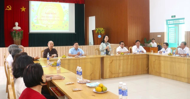 Quang cảnh buổi thăm, trao quà Tết tại Bệnh viện Nhân Ái