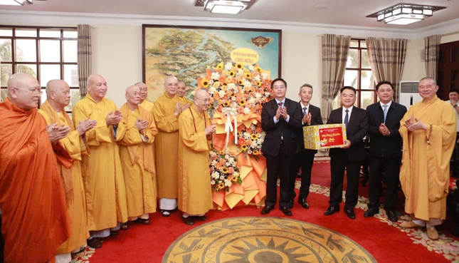 Ông Nguyễn Đình Trung, Ủy viên Trung ương Đảng, Bí thư Thành ủy tiếp phái đoàn Ban Trị sự GHPGVN TP.Huế thăm, chúc Tết