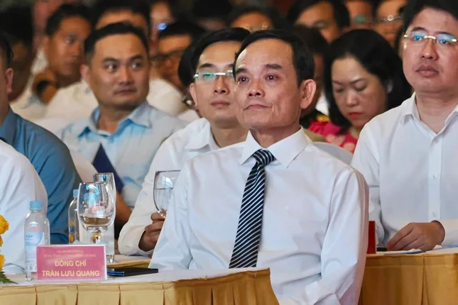 Bí thư Thành ủy TP.HCM Trần Lưu Quang xúc động khi xem thước phim ghi lại những ngày Thành phố chống dịch Covid-19