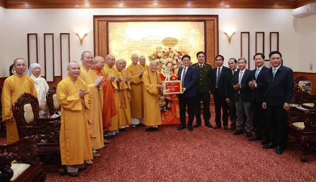Hòa thượng Thích Khế Chơn cùng chư tôn đức Ban Trị sự thăm lãnh đạo UBND TP.Huế